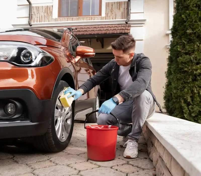 Lavage auto à domicile Bagneaux-sur-Loing : professionnel intervenant sur un véhicule